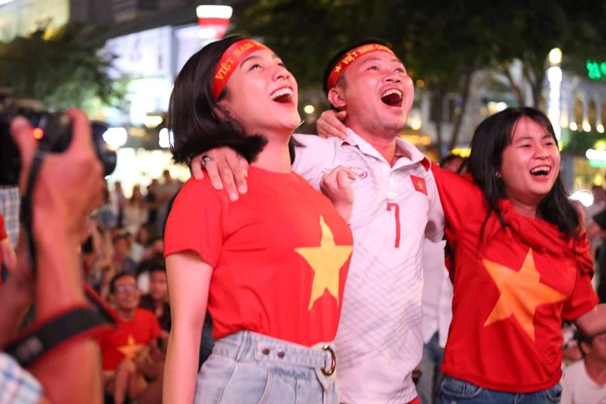 CĐV vỡ oà sau khi U23 Việt Nam đè bẹp Thái Lan, đoạt vé VCK U23 châu Á ảnh 14