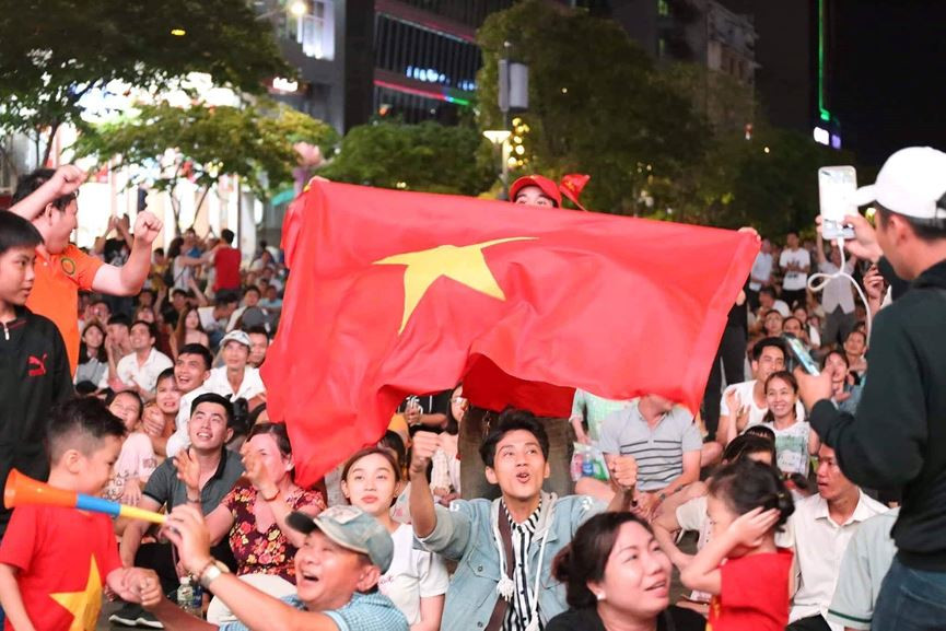 CĐV vỡ oà sau khi U23 Việt Nam đè bẹp Thái Lan, đoạt vé VCK U23 châu Á ảnh 13