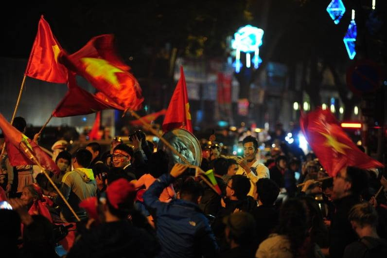 CĐV vỡ oà sau khi U23 Việt Nam đè bẹp Thái Lan, đoạt vé VCK U23 châu Á ảnh 20