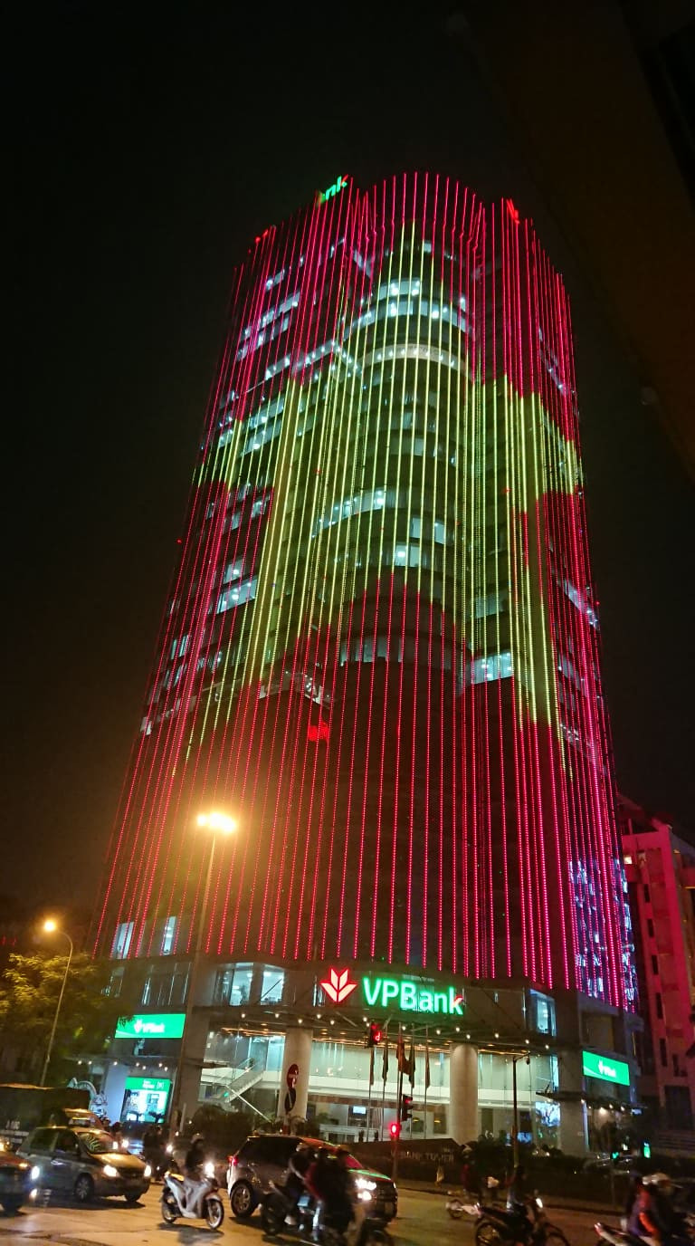 CĐV vỡ oà sau khi U23 Việt Nam đè bẹp Thái Lan, đoạt vé VCK U23 châu Á ảnh 28