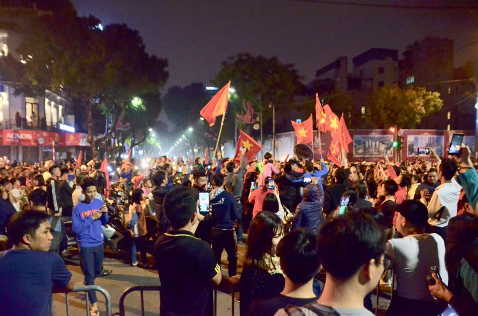 CĐV vỡ oà sau khi U23 Việt Nam đè bẹp Thái Lan, đoạt vé VCK U23 châu Á ảnh 10