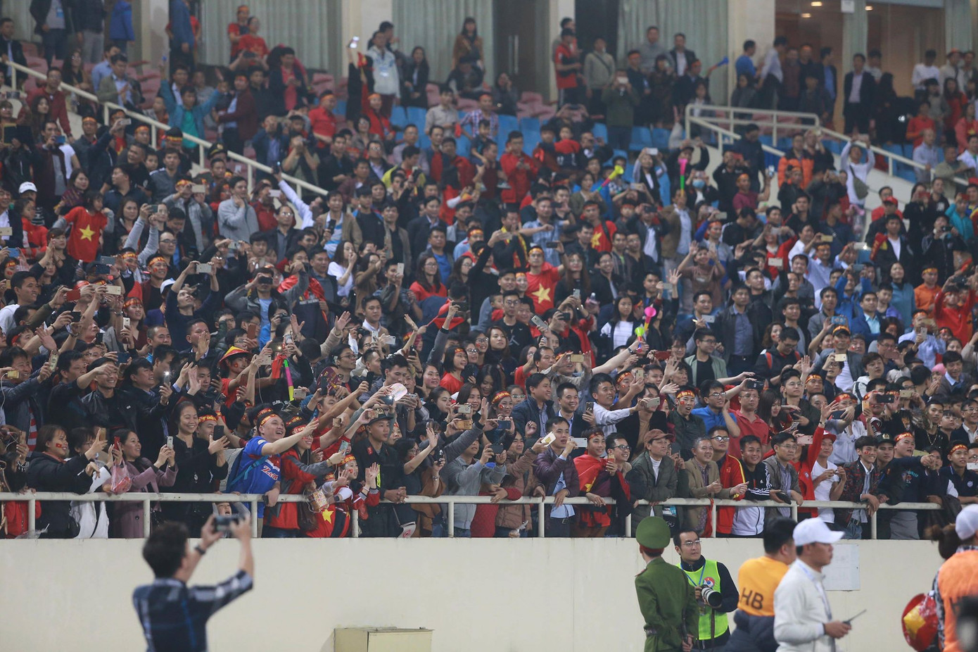 CĐV vỡ oà sau khi U23 Việt Nam đè bẹp Thái Lan, đoạt vé VCK U23 châu Á ảnh 30