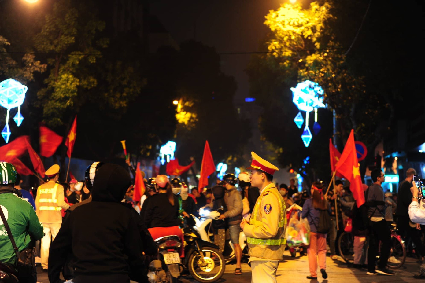 CĐV vỡ oà sau khi U23 Việt Nam đè bẹp Thái Lan, đoạt vé VCK U23 châu Á ảnh 8