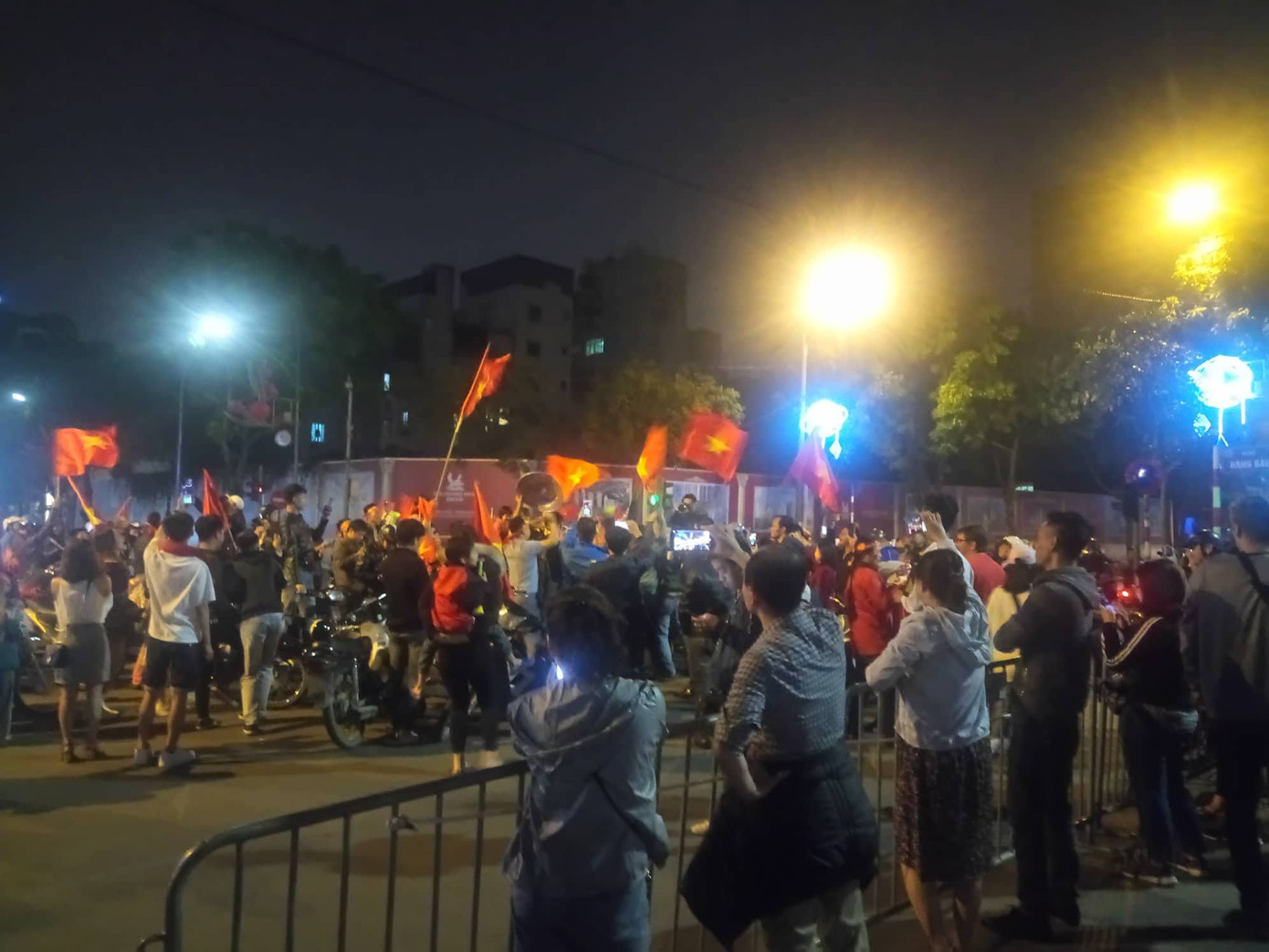 CĐV vỡ oà sau khi U23 Việt Nam đè bẹp Thái Lan, đoạt vé VCK U23 châu Á ảnh 16