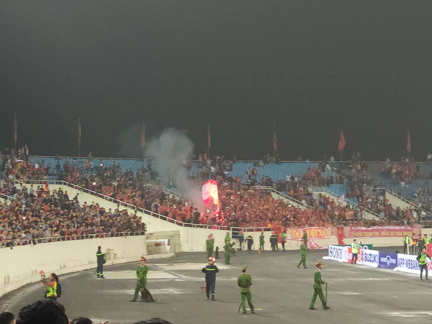 CĐV vỡ oà sau khi U23 Việt Nam đè bẹp Thái Lan, đoạt vé VCK U23 châu Á ảnh 33