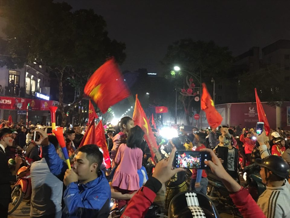 CĐV vỡ oà sau khi U23 Việt Nam đè bẹp Thái Lan, đoạt vé VCK U23 châu Á ảnh 24