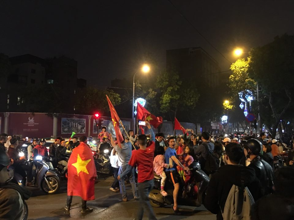 CĐV vỡ oà sau khi U23 Việt Nam đè bẹp Thái Lan, đoạt vé VCK U23 châu Á ảnh 23