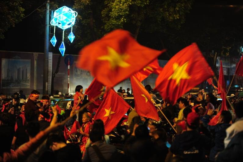 CĐV vỡ oà sau khi U23 Việt Nam đè bẹp Thái Lan, đoạt vé VCK U23 châu Á ảnh 21