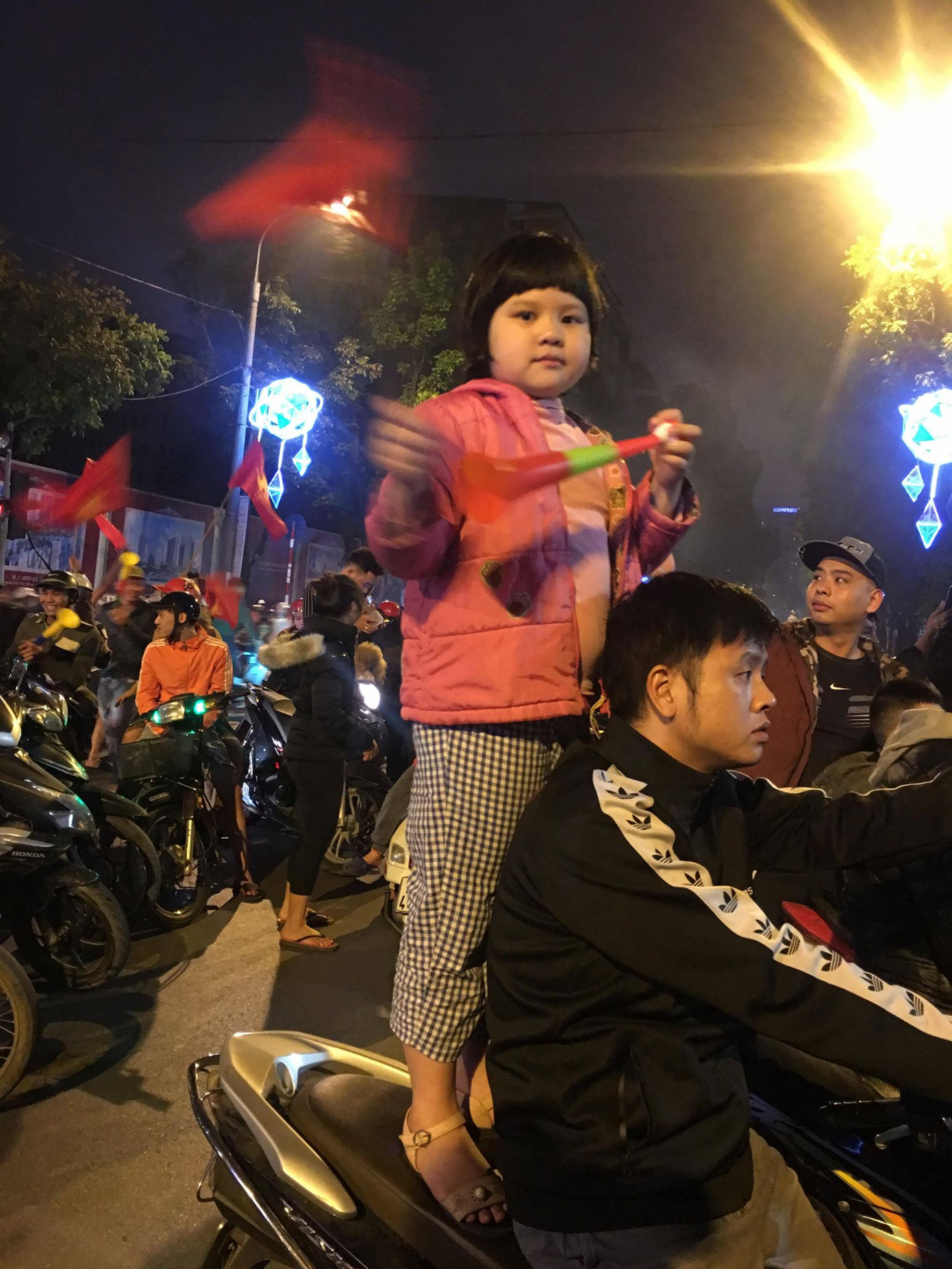 CĐV vỡ oà sau khi U23 Việt Nam đè bẹp Thái Lan, đoạt vé VCK U23 châu Á ảnh 7