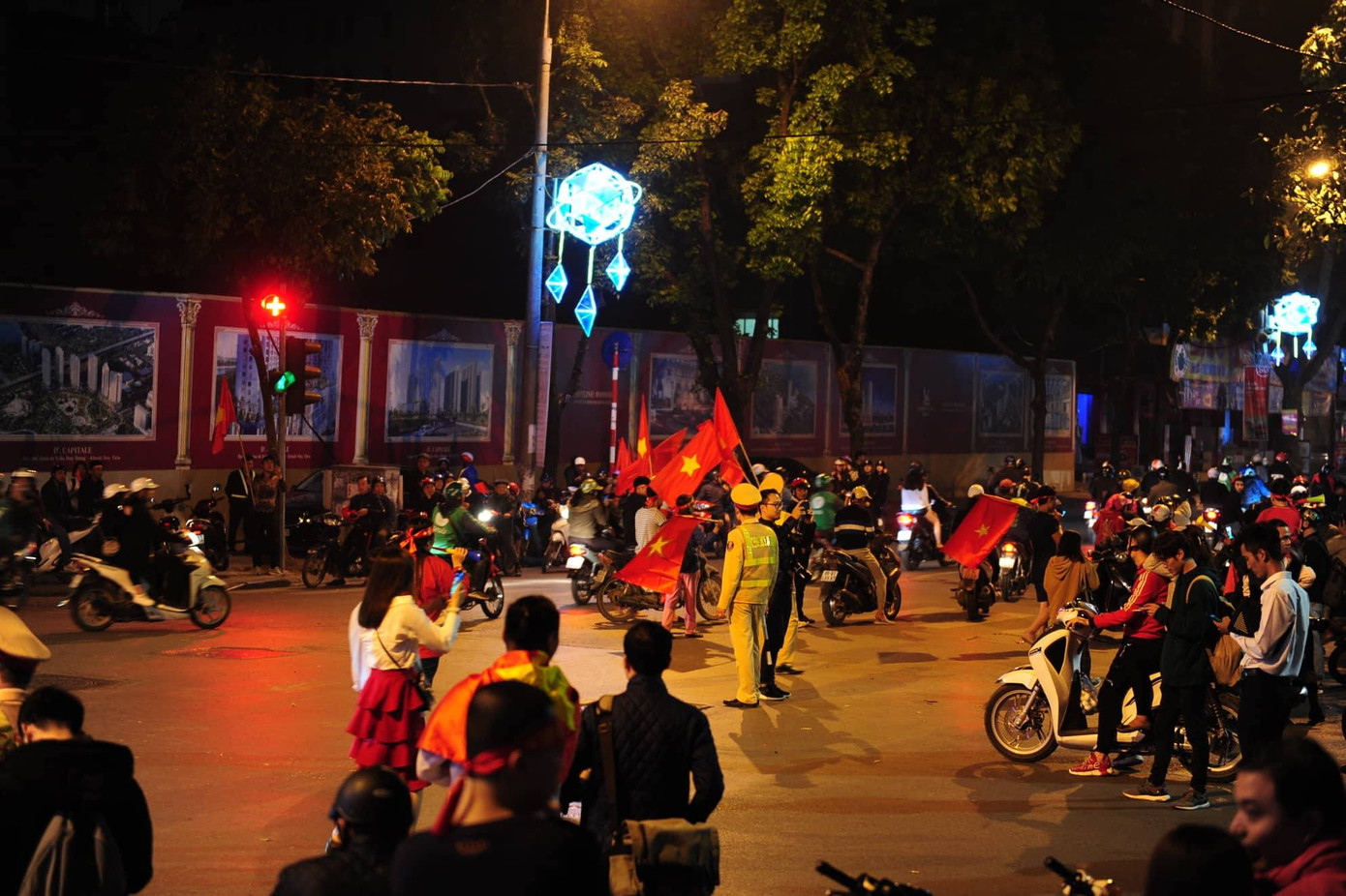 CĐV vỡ oà sau khi U23 Việt Nam đè bẹp Thái Lan, đoạt vé VCK U23 châu Á ảnh 9