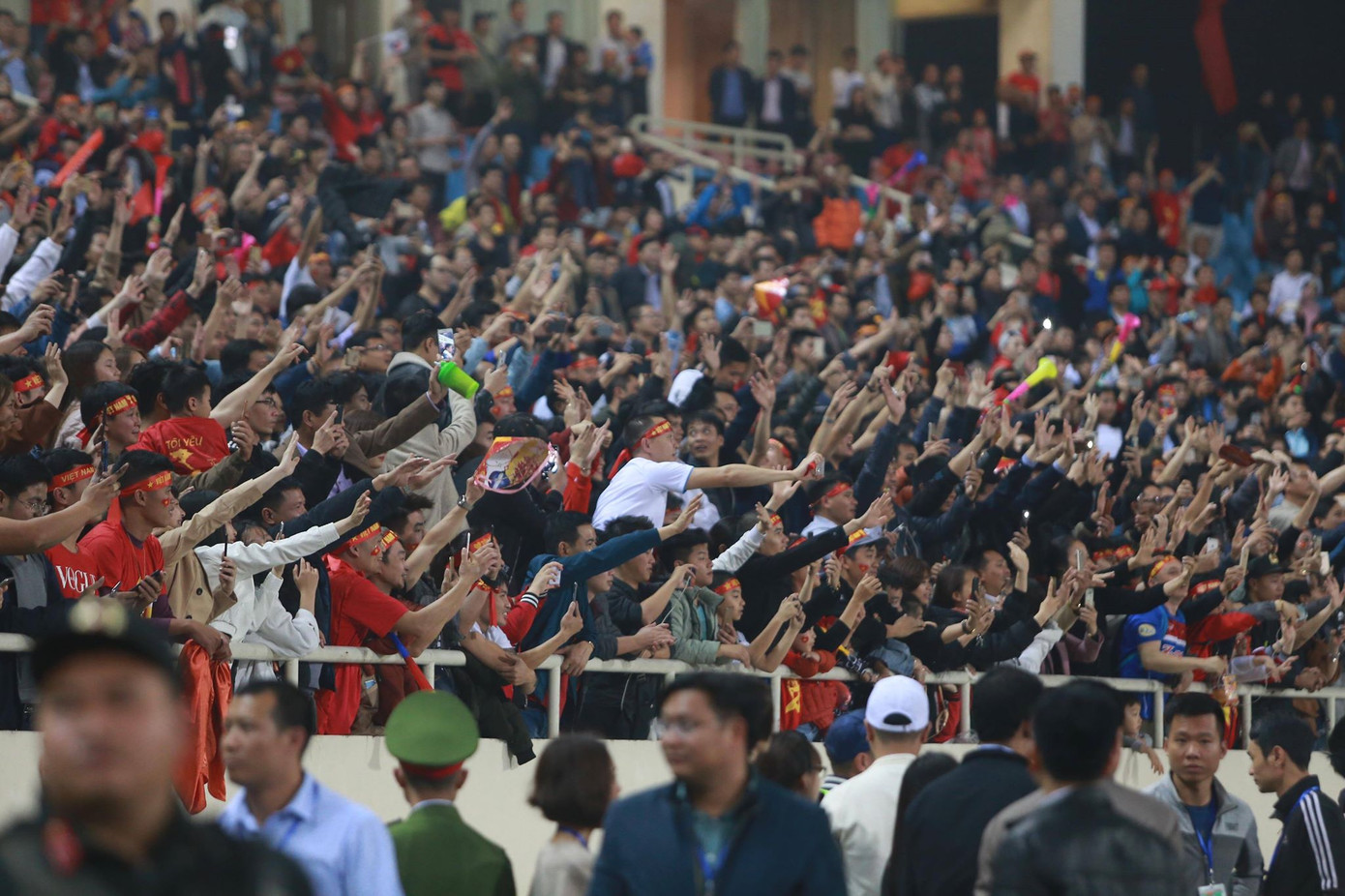 CĐV vỡ oà sau khi U23 Việt Nam đè bẹp Thái Lan, đoạt vé VCK U23 châu Á ảnh 31