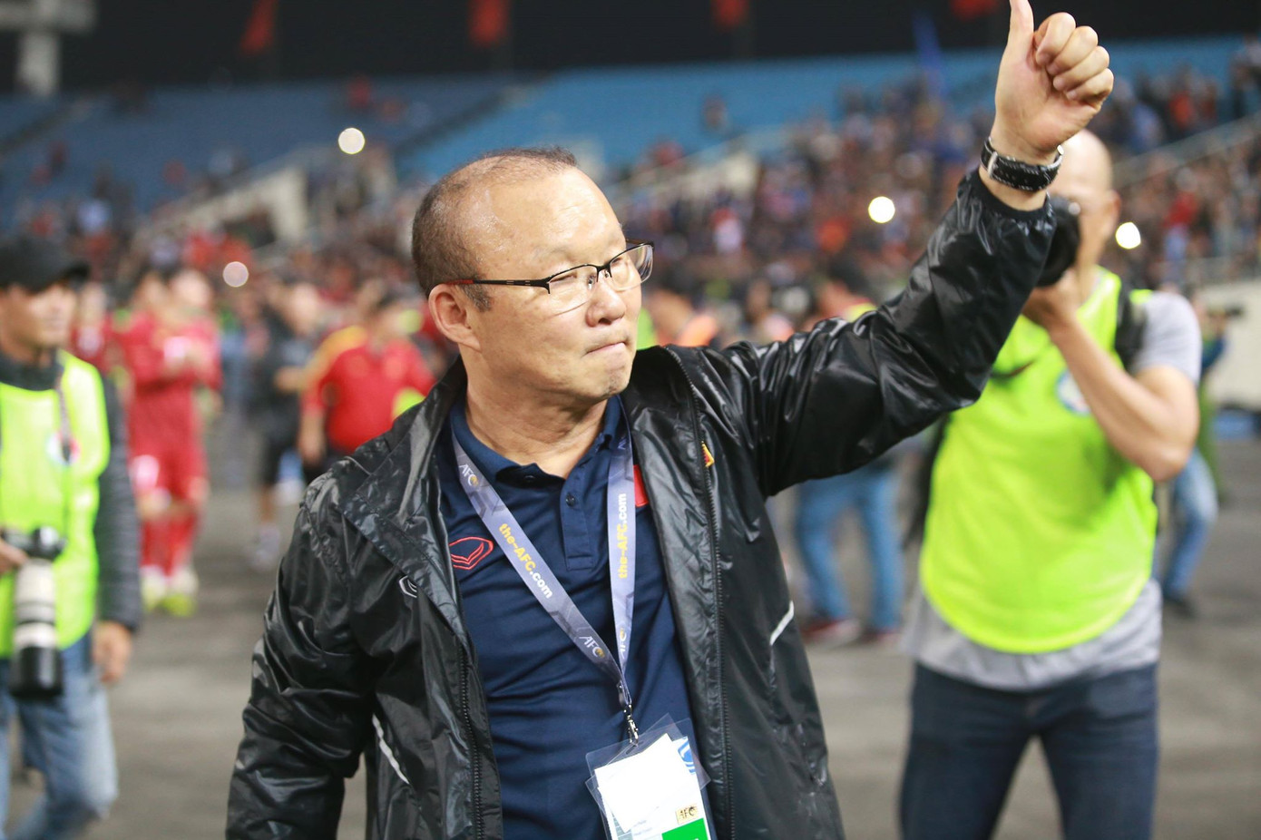 CĐV vỡ oà sau khi U23 Việt Nam đè bẹp Thái Lan, đoạt vé VCK U23 châu Á ảnh 32