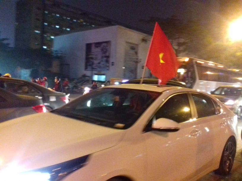 CĐV vỡ oà sau khi U23 Việt Nam đè bẹp Thái Lan, đoạt vé VCK U23 châu Á ảnh 27