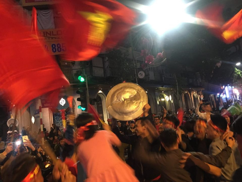 CĐV vỡ oà sau khi U23 Việt Nam đè bẹp Thái Lan, đoạt vé VCK U23 châu Á ảnh 6