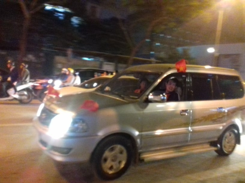 CĐV vỡ oà sau khi U23 Việt Nam đè bẹp Thái Lan, đoạt vé VCK U23 châu Á ảnh 26