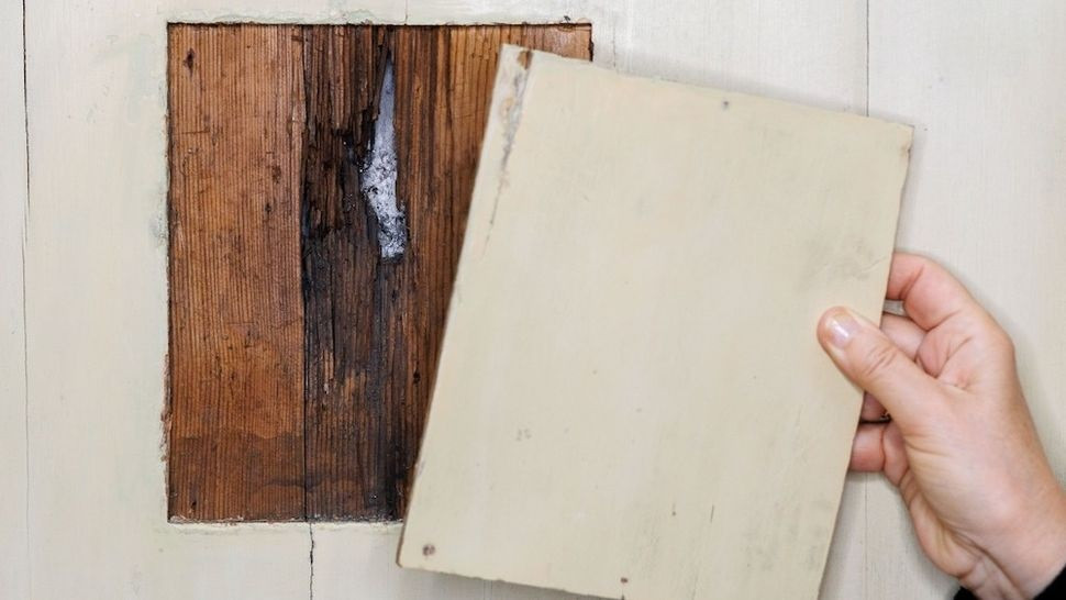 Cận cảnh lỗ đạn xuyên qua một trong những bức tường bên trong ngôi nhà trong cuộc nổi loạn năm 1745. (Ảnh: Mark Ferguson)