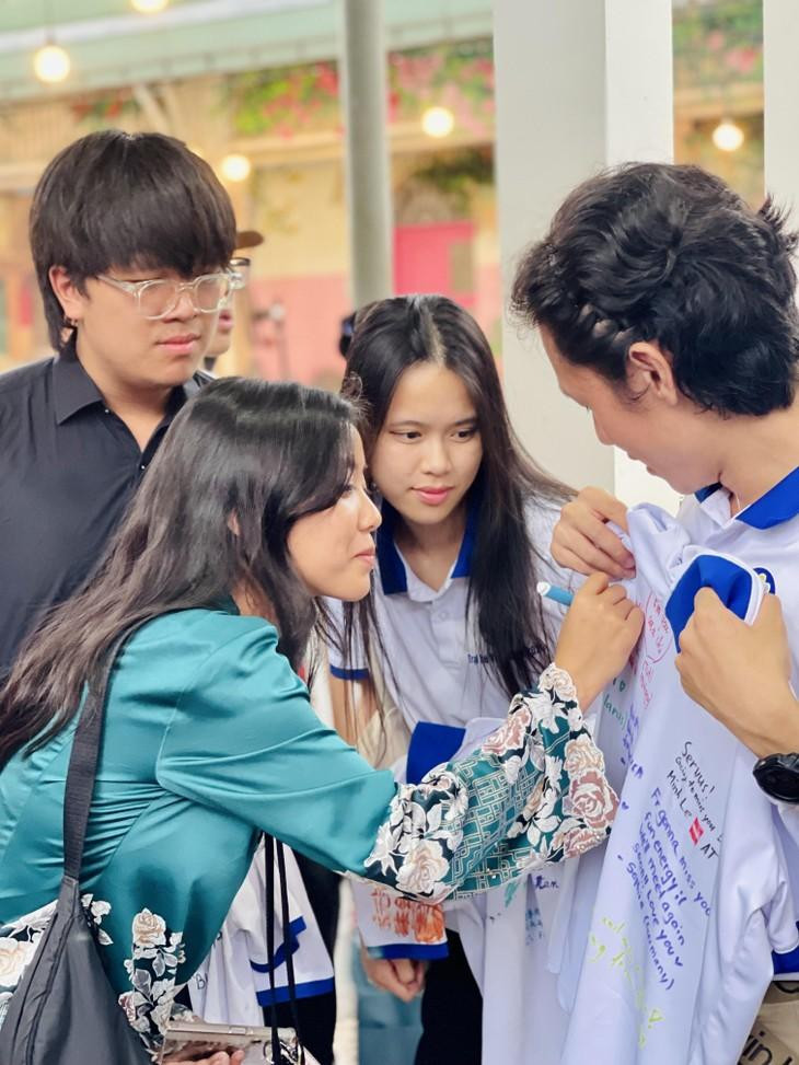 Những dòng lưu bút trên áo đồng phục để nhớ mãi về nhau. Những dòng lưu bút trên áo đồng phục để nhớ mãi về nhau.