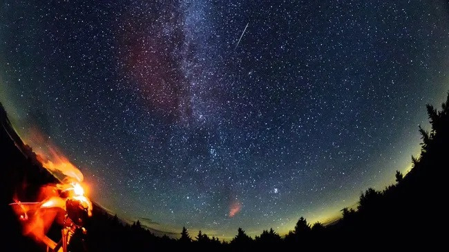 Vệt sao băng Perseid năm 2016 lướt qua bầu trời trên Spruce Knob, Tây Virginia, Mỹ. (Ảnh: NASA/Bill Ingalls) Vệt sao băng Perseid năm 2016 lướt qua bầu trời trên Spruce Knob, Tây Virginia, Mỹ. (Ảnh: NASA/Bill Ingalls)