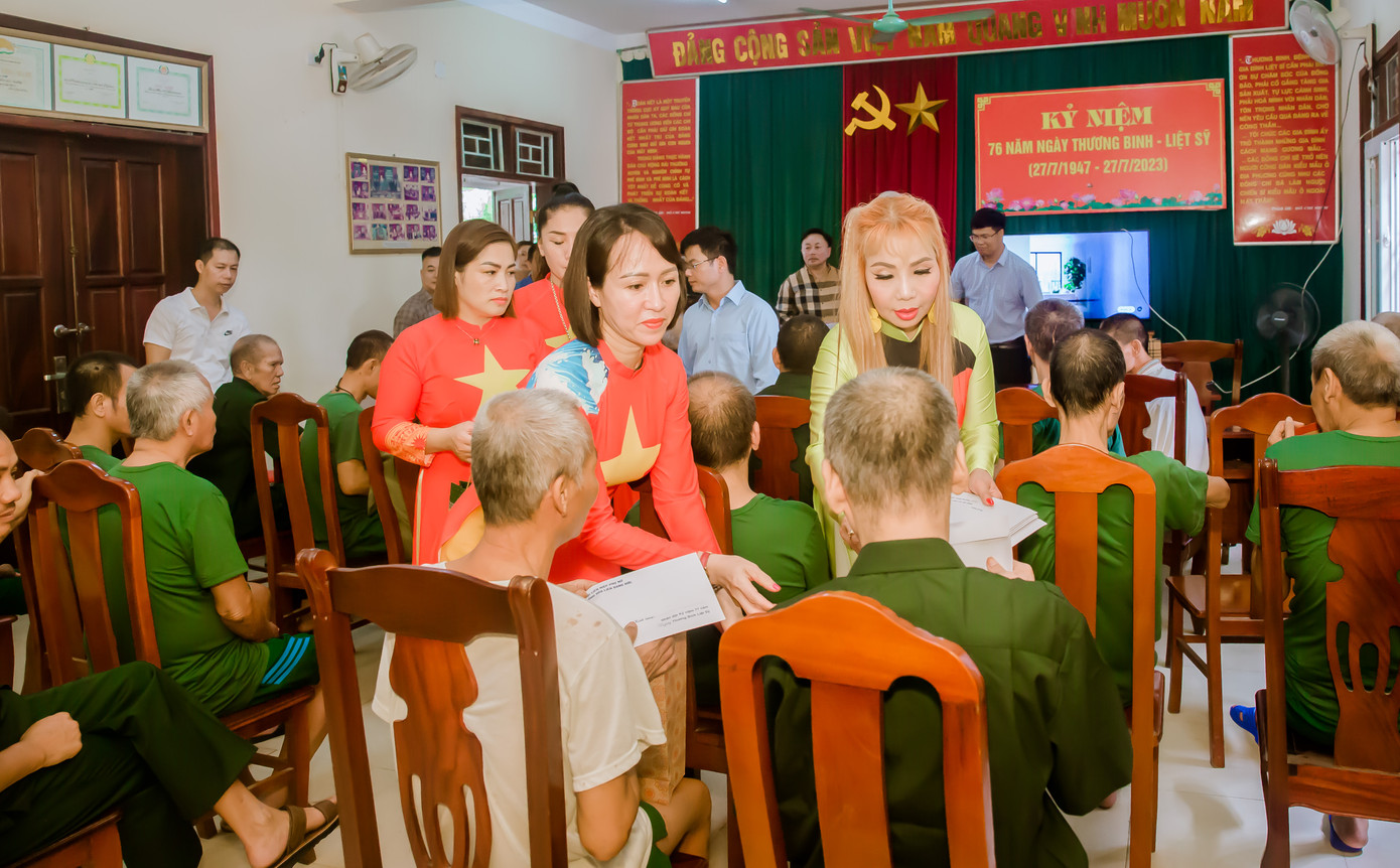 Bà Nguyễn Khánh Ly trao quà tặng các thương, bệnh binh tại Trung tâm Điều dưỡng thương binh tỉnh Nghệ An.