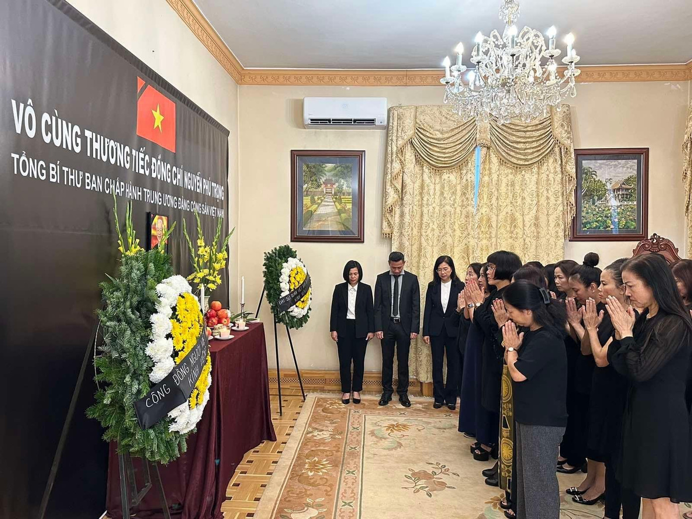 Các thành viên Diễn đàn Phụ nữ Việt Nam ở châu Âu dâng hương, hướng về quê nhà, tiễn biệt Tổng Bí thư.