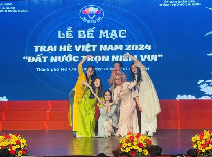 Tiết mục " Cô Ba Sài Gòn" của các trại sinh trong lễ bế mạc. Tiết mục " Cô Ba Sài Gòn" của các trại sinh trong lễ bế mạc.