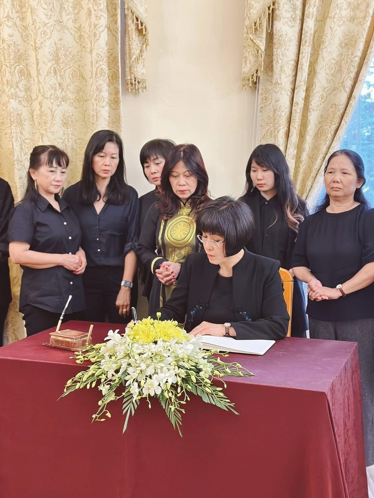 Bà Phan Bích Thiện - Chủ tịch Diễn đàn Phụ nữ Việt Nam ở châu Âu, viết sổ tang tưởng nhớ Tổng Bí thư.