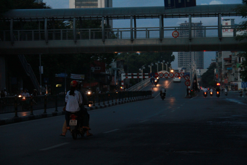 Trời còn rất tối, nhưng nhiều phụ huynh và sĩ tử đã lên đường đến địa điểm thi. Ảnh: Trường Phong