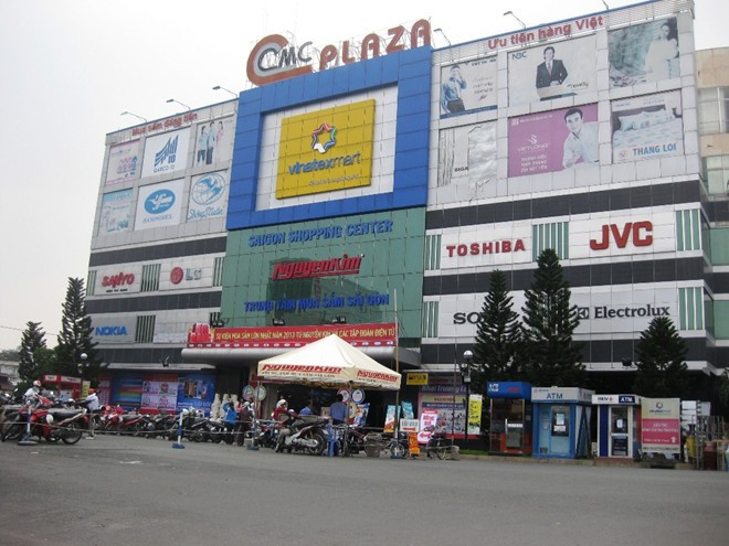 ...hay Lý Thường Kiệt, quận Tân Bình cũng diễn ra đồng thời sự kiện này, nhưng không khí trầm lắng hơn trung tâm trên đường Trần Hưng Đạo 