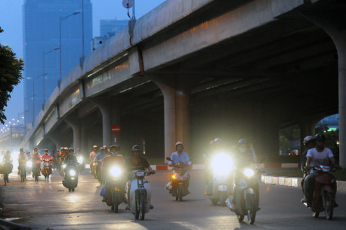 Nhưng 17h45 chiều 21/10, đường đã thoáng hơn vì ôtô đã đi đường trên cao