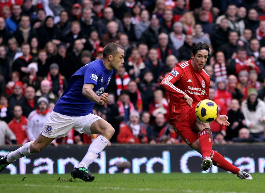 Nhưng Everton áo xanh chơi rất kiên cường và trận đấu kết thúc với tỉ số 2-2