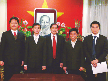 Minh Triết - Chủ tịch Hội Sinh viên VN tại Anh (thứ 2 từ trái qua)