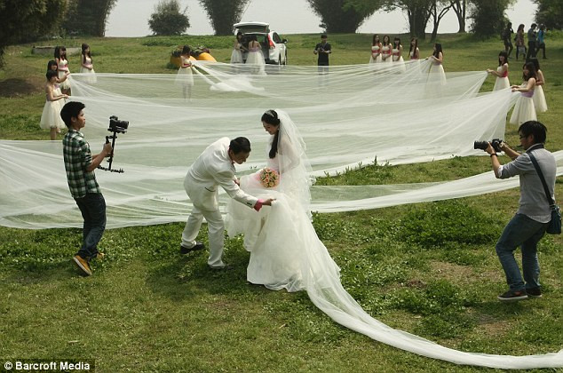 Cô dâu chú rể chụp ảnh cưới với sựu giúp đỡ của rất nhiều người.