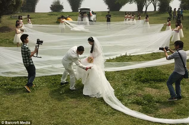 Cô dâu chú rể chụp ảnh cưới với sựu giúp đỡ của rất nhiều người.