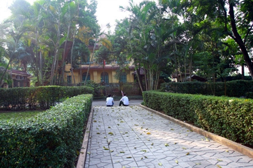 Mỗi sáng, sau khi đi tập thể dục khoảng 1 giờ đồng hồ, Đại tướng thường ngồi nghỉ tại bậc thềm của khu vườn trước ngôi nhà - Trung úy QNCN Đoàn Văn Công, làm việc tại Văn phòng Đại tướng 16 năm nay cho biết. Anh Công thường cầm theo một tờ báo, để lúc nghỉ ngơi Đại tướng đọc và theo dõi tin tức hằng ngày