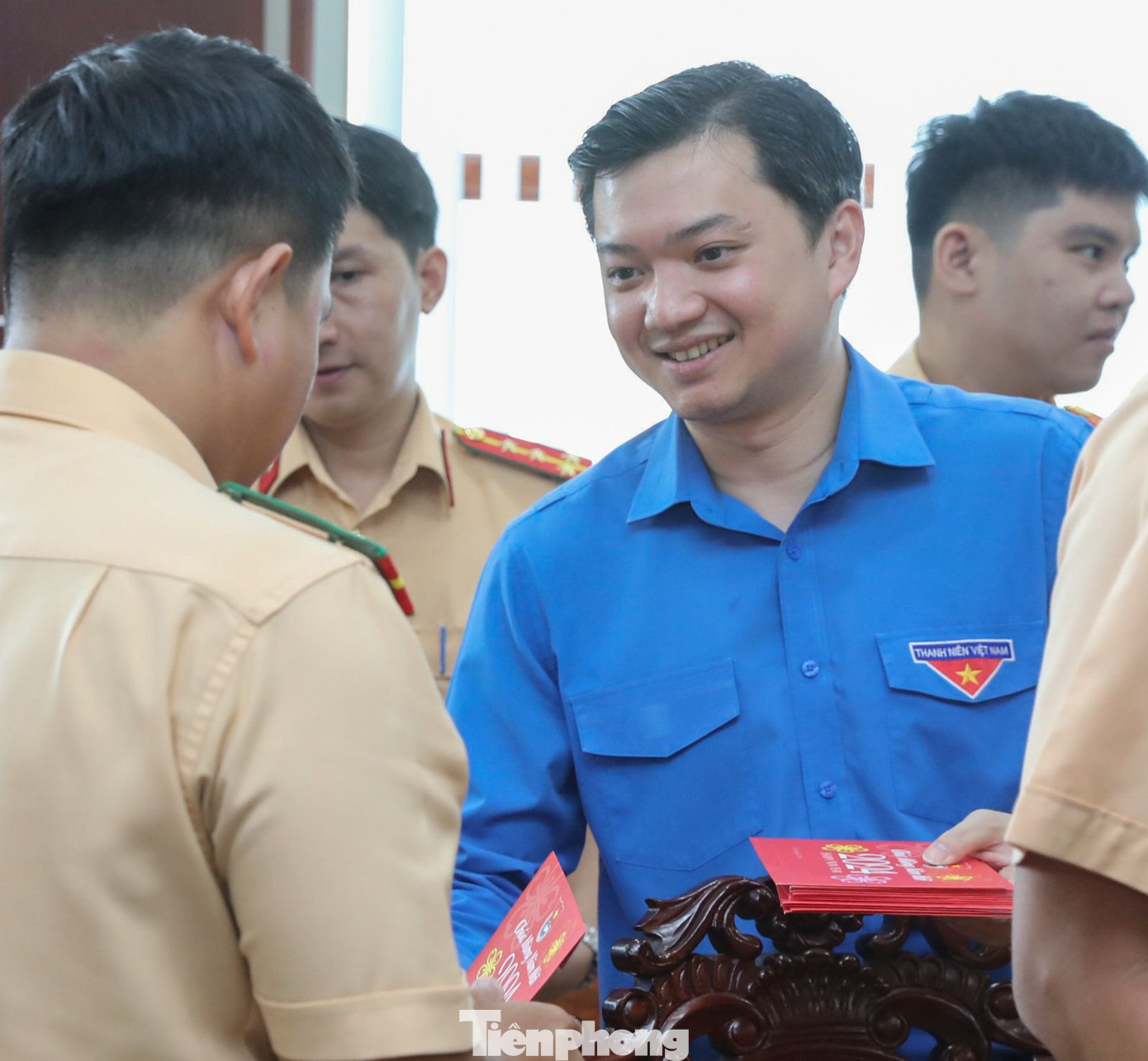 “Cần tập trung tuyên truyền trên không gian mạng. Hiện những kênh mạng xã hội như YouTube, Facebook, TikTok… lan tỏa rất mạnh, nếu tận dụng được những kênh thông tin này để lan tỏa câu chuyện đẹp trong ngành thì tôi tin rằng sẽ có nhiều triệu người ở TPHCM tiếp cận được hình ảnh đẹp của cảnh sát giao thông” - Anh Nguyễn Minh Triết chia sẻ.