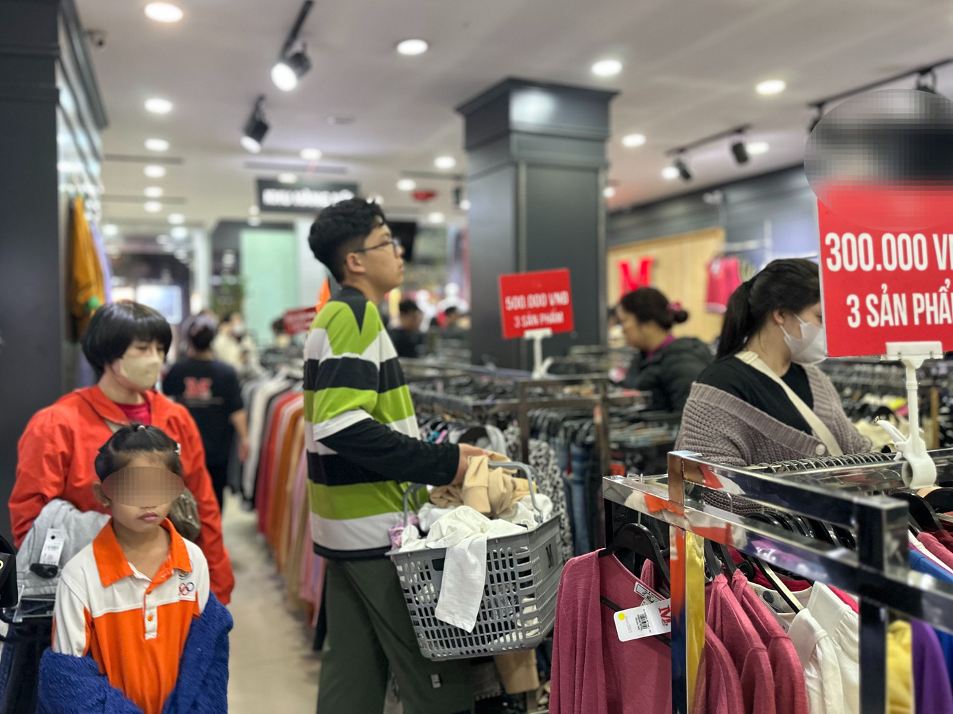 Các cửa hàng đông khách bất kể thời gian, khoảng cao điểm nhất là giờ nghỉ trưa và tối. Nhiều em nhỏ theo bố mẹ đi sắm quần áo.