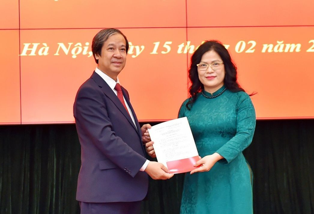 Tân Thứ trưởng Bộ GD&ĐT Nguyễn Thị Kim Chi (người bên phải) nhận Quyết định bổ nhiệm. Ảnh: Xuân Phú. Tân Thứ trưởng Bộ GD&ĐT Nguyễn Thị Kim Chi (người bên phải) nhận Quyết định bổ nhiệm. Ảnh: Xuân Phú.