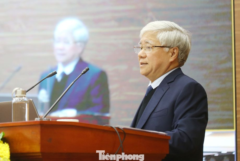 Ông Đỗ Văn Chiến - Bí thư T.Ư Đảng, Chủ tịch Ủy ban T.Ư MTTQ Việt Nam - cho rằng, cuốn sách của Tổng Bí thư Nguyễn Phú Trọng hàm chứa nhiều nội dung rất quan trọng cả về tư duy lý luận và hoạt động thực tiễn, là “cẩm nang” cho cán bộ trong hệ thống Mặt trận, các cấp uỷ, tổ chức Đảng, cán bộ, đảng viên, nhân dân nghiên cứu, vận dụng vào thực tiễn. Ảnh: Trường Phong.