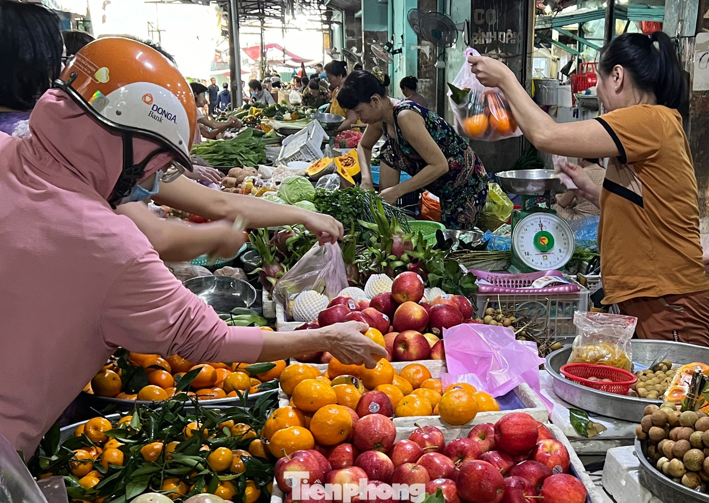 Trái cây, hoa cúng rằm giá rẻ bất ngờ. Trái cây, hoa cúng rằm giá rẻ bất ngờ.
