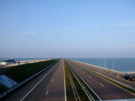 Vui đùa trên cát, đường cao tốc. Ảnh: Vũ Lương