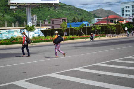 Hai mẹ con vội vàng chạy về bến xe.Ảnh: Việt Hương