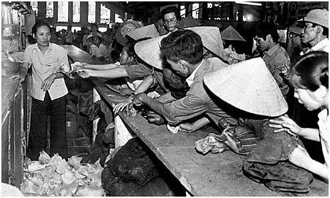 Cảnh chen lấn mua hàng tại một cửa hàng mậu dịch. Nhân viên bán hàng (mậu dịch viên) được xem là một người có vị trí quan trọng. Đó là một nghề mà rất nhiều người ao ước