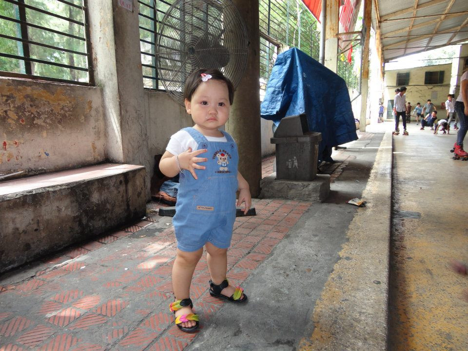 Mới mấy tháng trước thôi, Teddy trông y hệt một cu cậu ấy! Bây giờ thì Teddy cũng váy, cũng kẹp tóc, cũng "sexy" như ai!