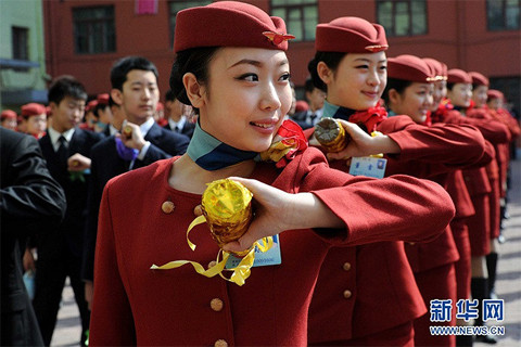 Các học viên tập cầm những bao cát nặng 3 kg để luyện sự mềm dẻo, trong khi vẫn phải tươi cười