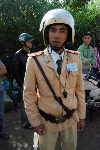 Thiếu úy Trần Hải Nam bị đánh chảy máu ở vùng mũi. Thiếu úy Trần Hải Nam bị đánh chảy máu ở vùng mũi