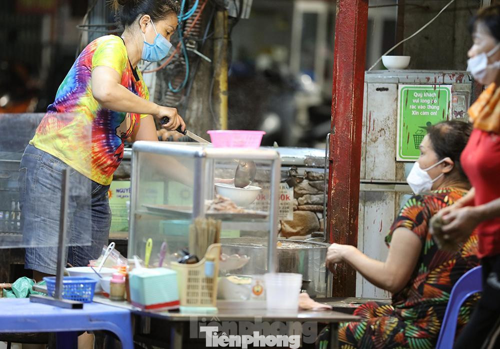 Chị Hằng chủ quán phở nói: “ Nhiều khách muốn ăn tại chỗ nhưng theo chỉ đạo của chính quyền nên cửa hàng toàn bán mang về gần 1 tháng nay, sau khi tối nghe thông tin là được bán trở lại cùng với việc tuân thủ phòng tránh dịch nên cửa hàng cũng phải trang bị vách ngăn để cho khách ngồi tạo khoảng cách phòng chống dịch ”