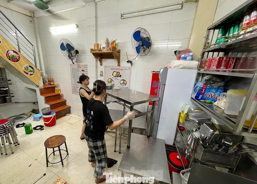 Nhân viên kê lại bàn ghế chuẩn bị cho ngày bán hàng trở lại