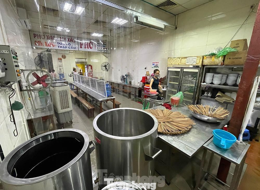 Chủ quán cho biết thêm: “Cũng vì nghe thông tin muộn nên cửa hàng phải đến chiều 22/6 mới bán phở trở lại do không xoay sở kịp các thực phẩm để phục vụ khách vào sáng nay”