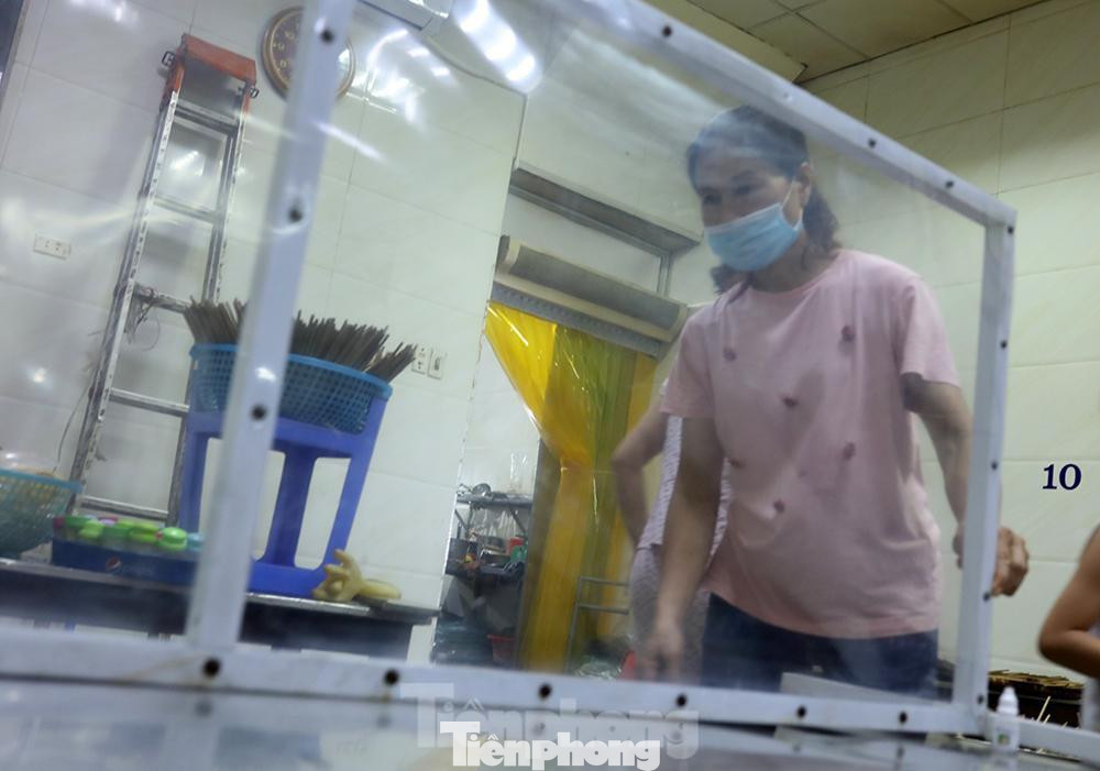 Các tấm chắn giọt bắn cũng được kê ra và lau chùi vệ sinh khử khuẩn để đảm bảo cho khách ngồi được giãn cách theo sự chỉ đạo của thành phố.