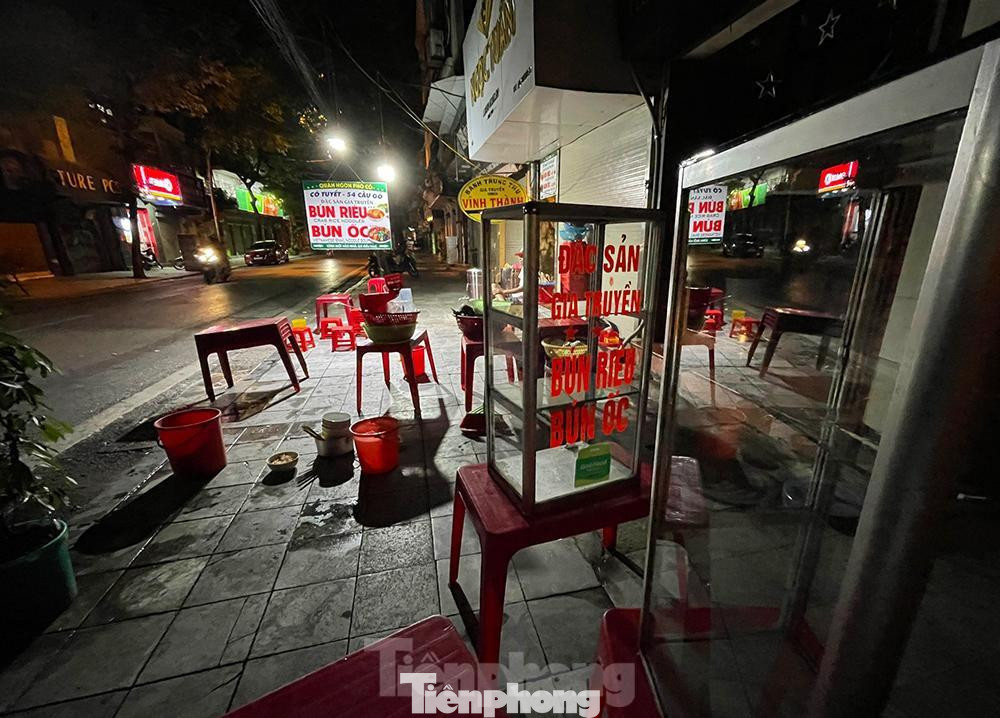 Tủ,bàn ghế được cho hết ra vỉa hè lau dọn phơi khô